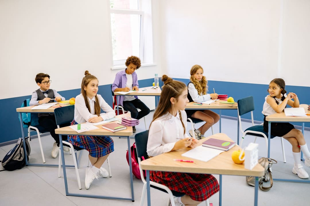 Sala de aula com estudantes em suas carteiras