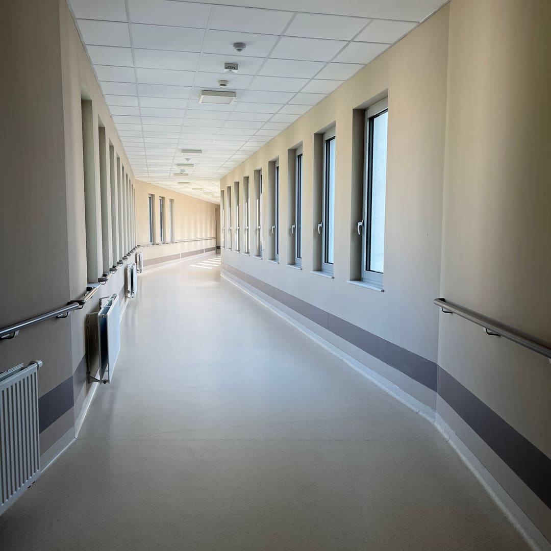 Corredor iluminado e vazio de um hospital